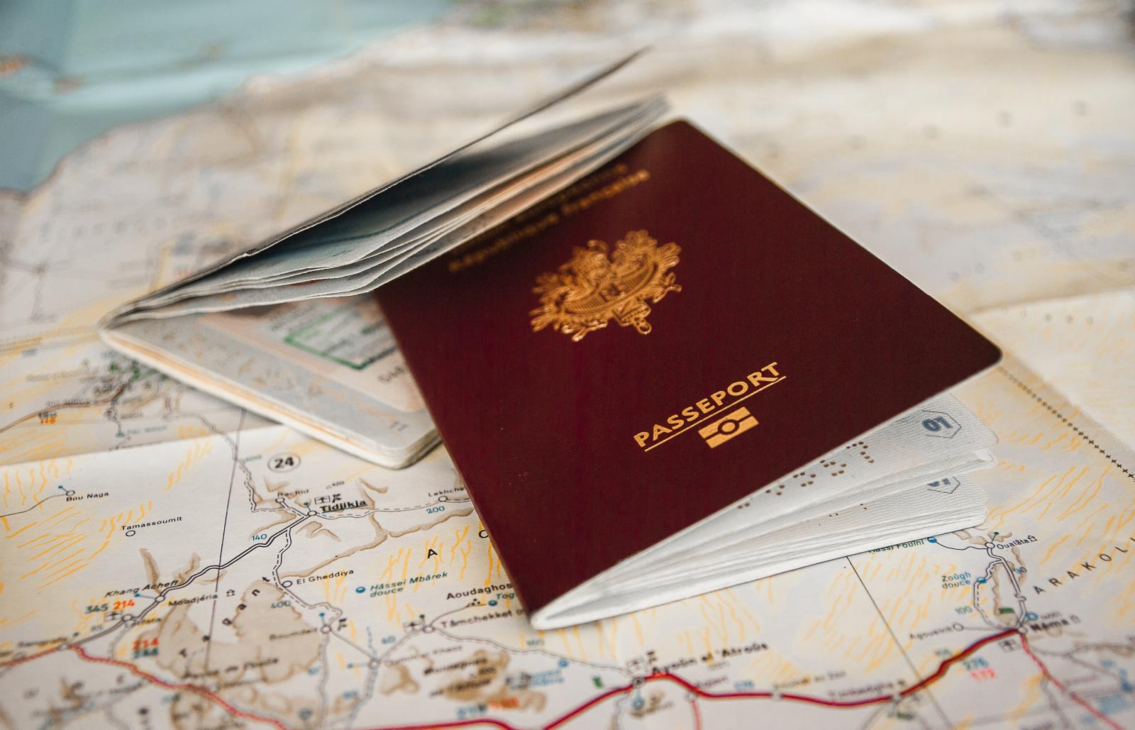 photo d'un passeport posé sur une carte
