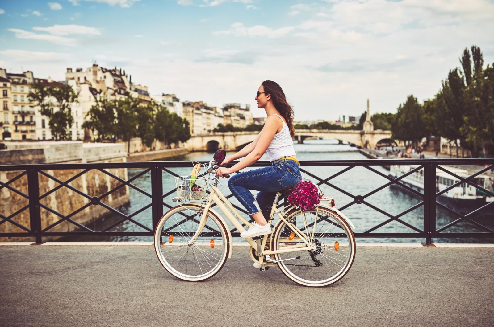 jeune femme faisant du vélo sur un pont