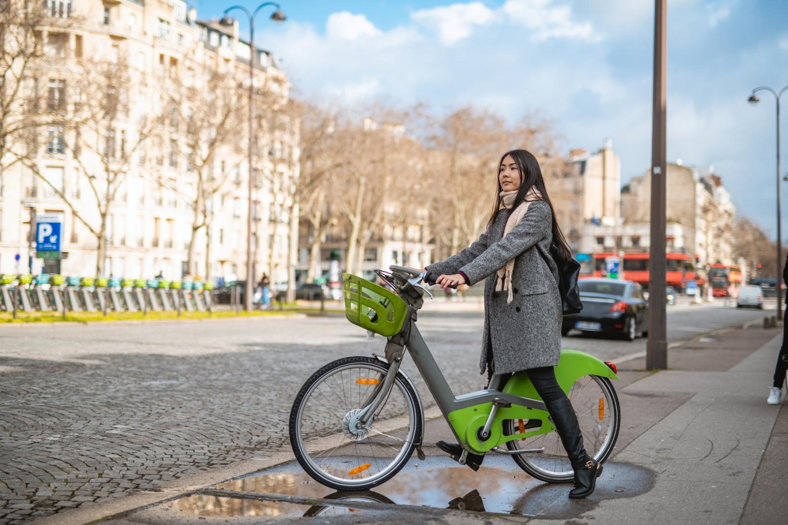 jeune femme sur un vélo en libre service