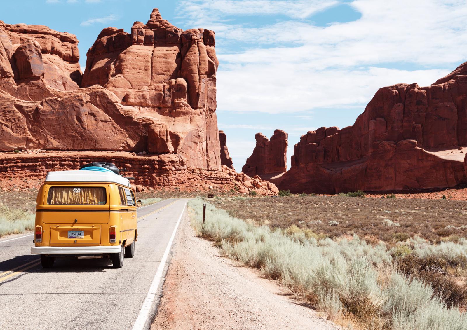 paysage de canyon avec un van jaune sur une route