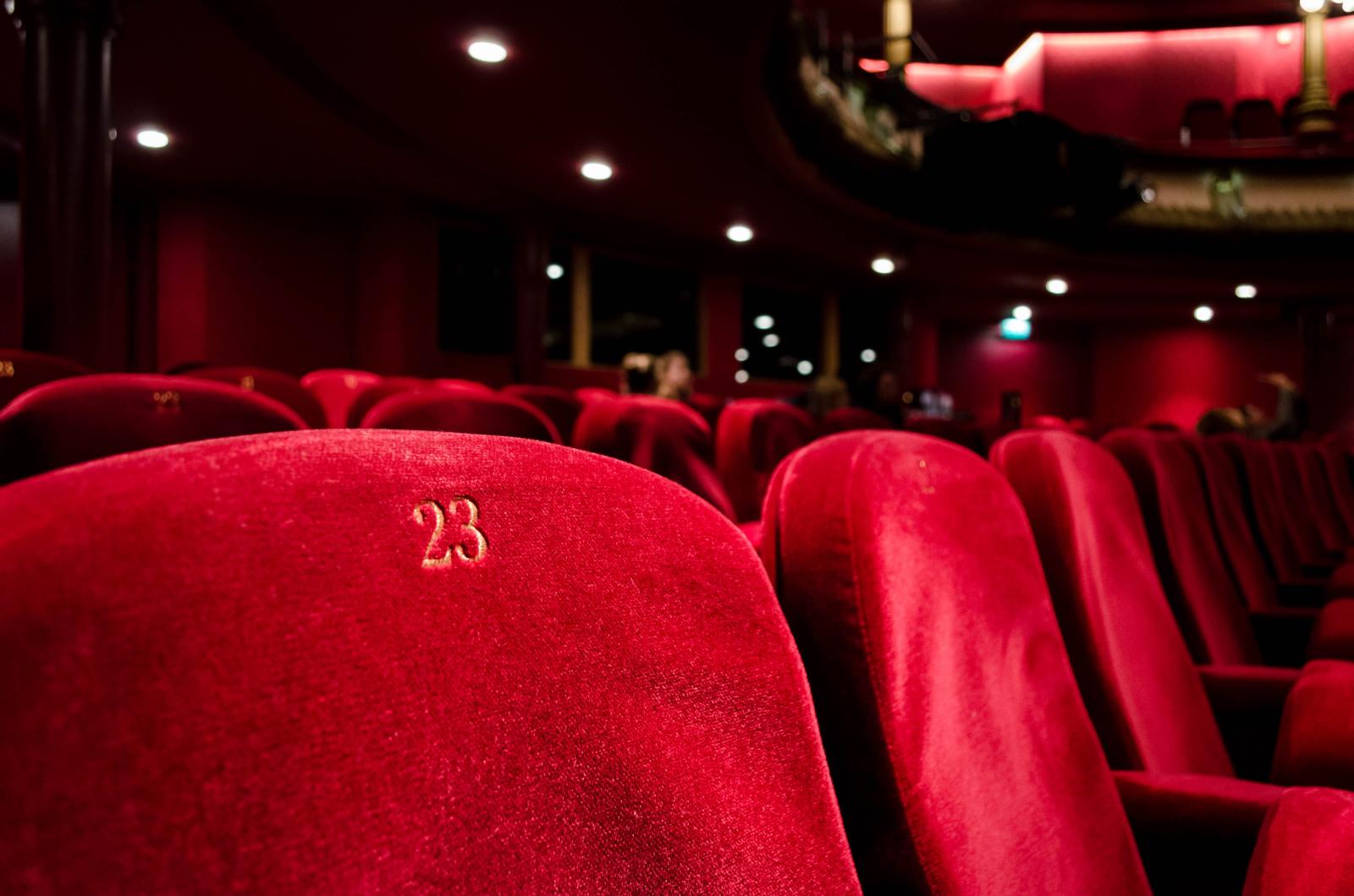 photo d'une rangée de siège au cinéma