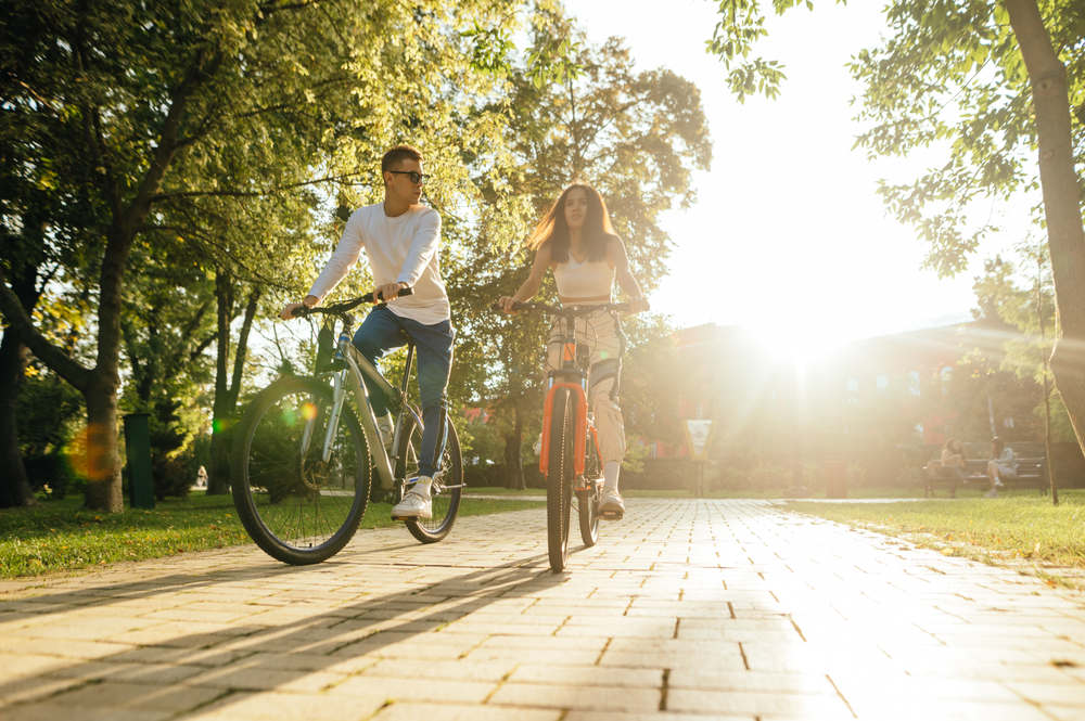 duo de personne sur des vélo avec le soleil dans le dos